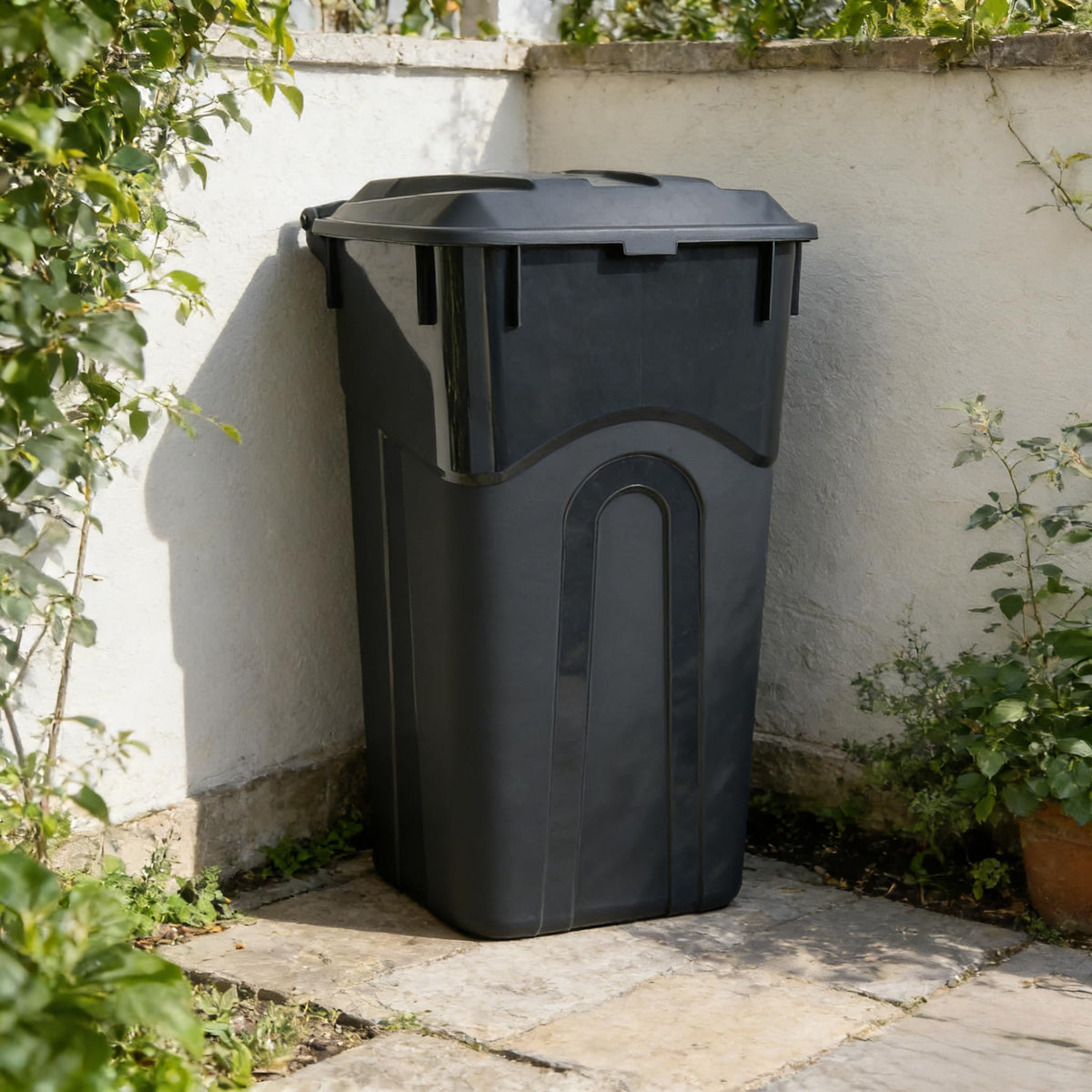 Black 32 Gallon Wheeled Heavy Duty Plastic Trash Can with Attached Lid O4910